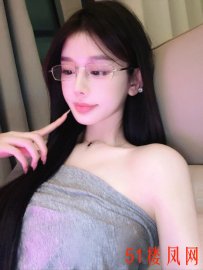徐汇又纯又欲的反差眼镜妹